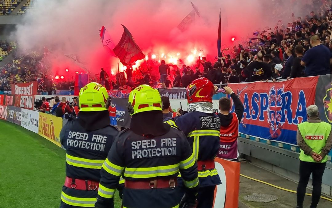 Spectacol pirotehnic la meciul FCSB vs Rapid: Pompierii SpeedFire.ro intervin prompt