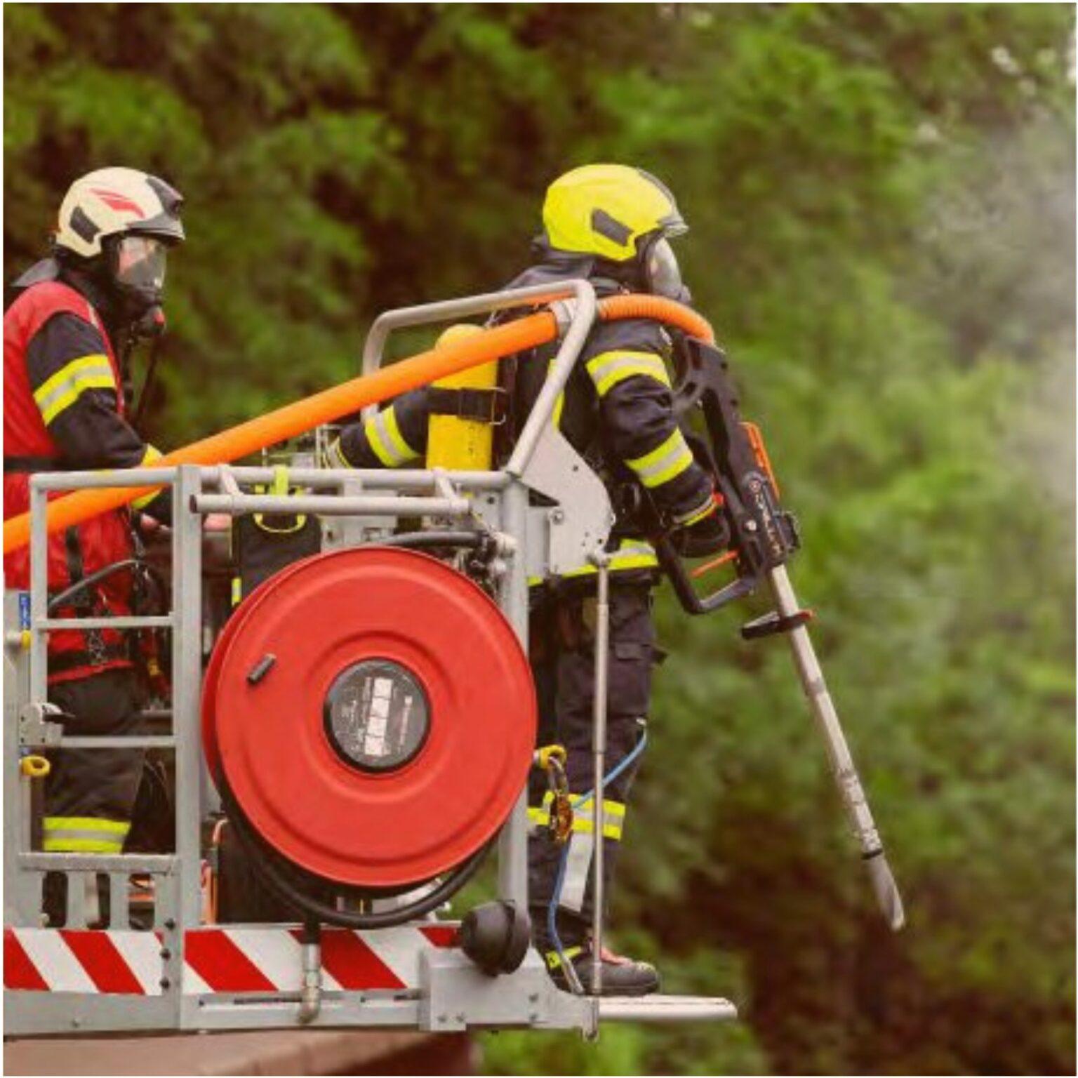 DRILL-X: Tehnologia Revoluționară care Schimbă Radical Combaterea Incendiilor Greu Accesibile 1 drillx-pompieri